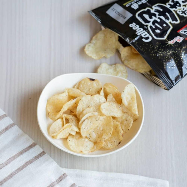 カルビー 堅揚げクリスピーブラックペッパーポテトチップス 65g(12袋入り)