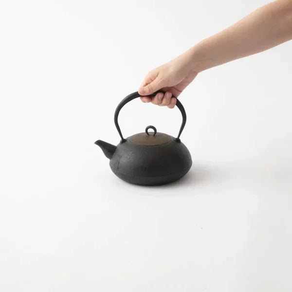 岩鋳 手造り鉄瓶 電磁調理器対応 鋳鉄ケトル 1.3L