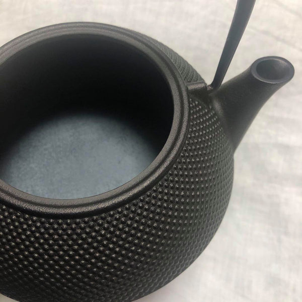 岩鋳 鉄瓶 アラレ柄 鋳鉄瓶(IH対応)0.9L