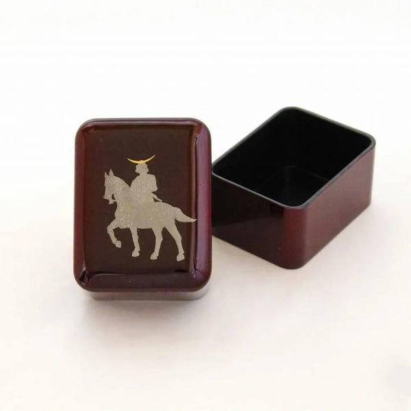 赤漆塗り小物ケース 馬上武者人形デザイン