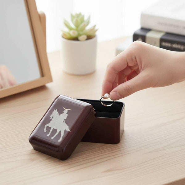 赤漆塗り小物ケース 馬上武者人形デザイン