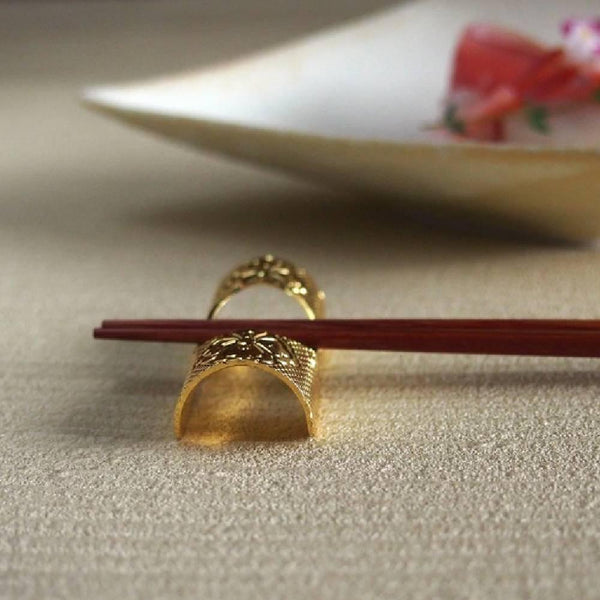 伝統的な模様が美しい、田辺の上品な金箸置き