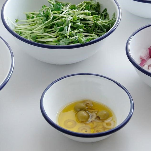 月兎白琺瑯鉢・紺ディテール