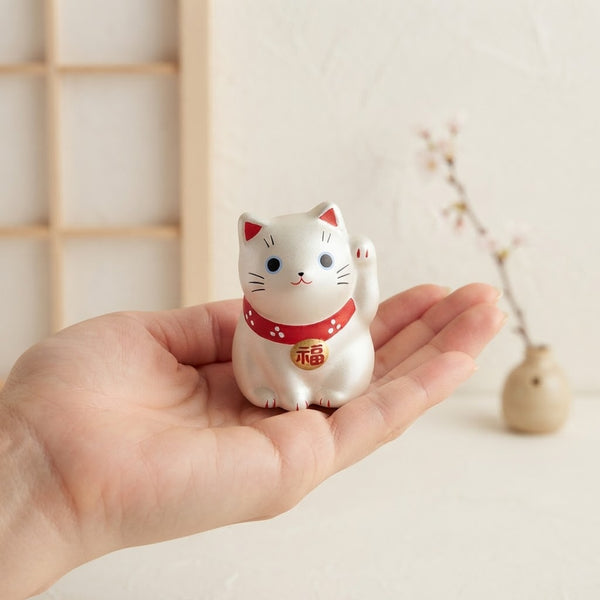 手作りの日本の招き猫 幸運の猫 小型セラミック置物 シルバー 5.5cm