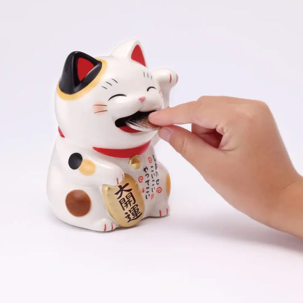 手作りの日本の招き猫「ハッピー・ラッキーキャット」 陶器製貯金箱 11cm