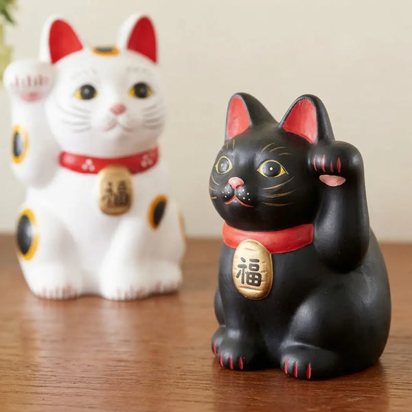 手作りの日本の招き猫 陶器製フィギュア ブラック 8cm