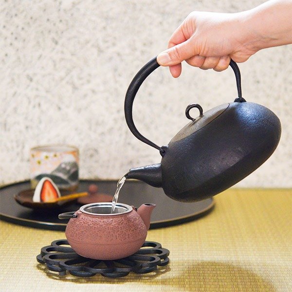 岩鋳 手造り鉄瓶 電磁調理器対応 鋳鉄ケトル 1.3L