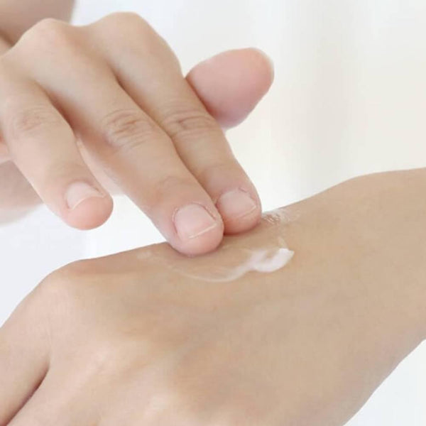 絹屋 多目的保湿シルクバーム エッセンシャルオイル配合 8.5g