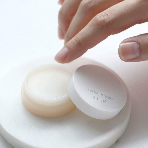 絹屋 多目的保湿シルクバーム エッセンシャルオイル配合 8.5g