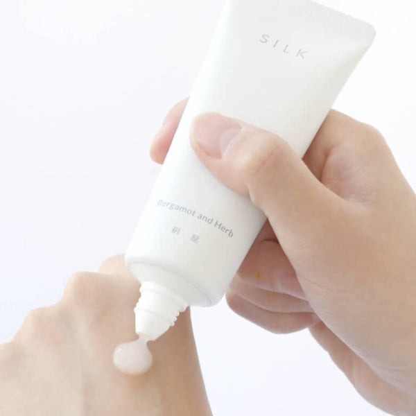 絹屋シルクハンドクリーム ベルガモット＆ハーブエッセンシャルオイル配合 50g