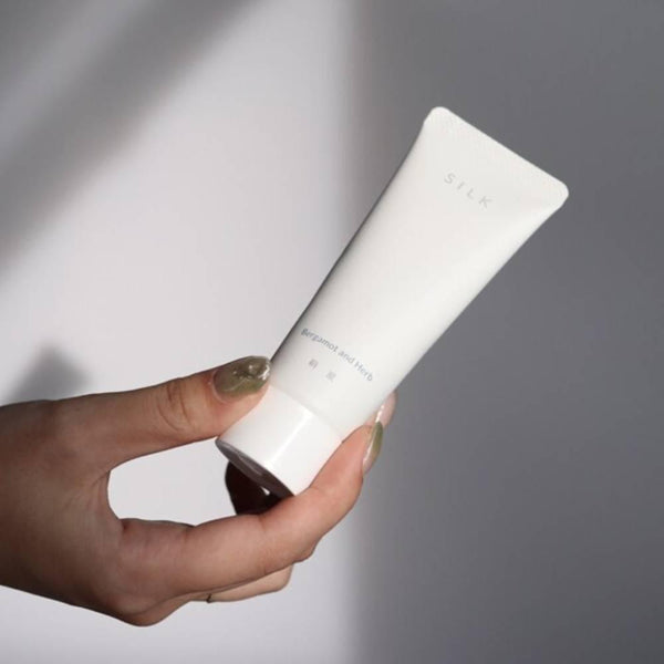 絹屋シルクハンドクリーム ベルガモット＆ハーブエッセンシャルオイル配合 50g