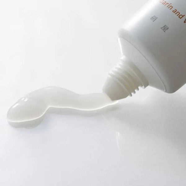 絹屋シルクハンドクリーム ローズ＆サンダルウッドエッセンシャルオイル配合 50g