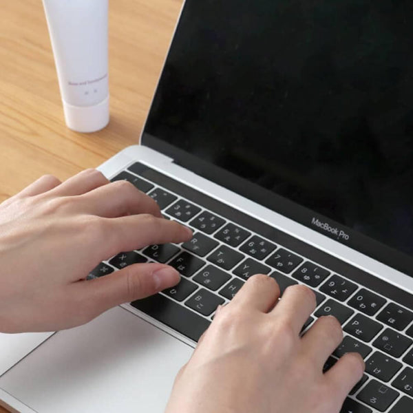 絹屋シルクハンドクリーム ローズ＆サンダルウッドエッセンシャルオイル配合 50g