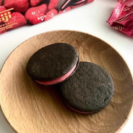 明治 濃厚チョコレート チョコレートサンド ストロベリーサンド