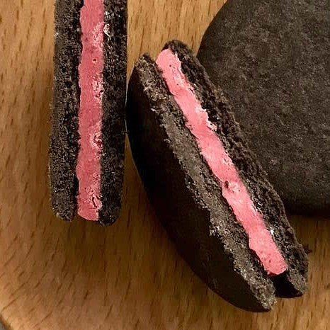 明治 濃厚チョコレート チョコレートサンド ストロベリーサンドビスケット（5個入り）