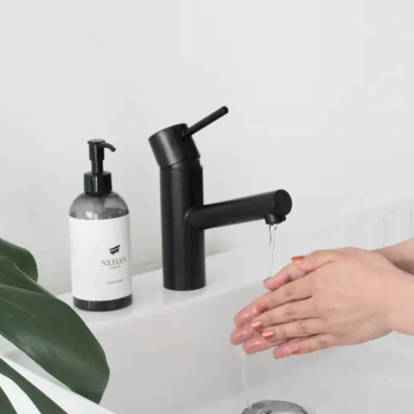 ネハントーキョー プレミアムエッセンシャルオイルハンドソープ ウッディの香り 240ml