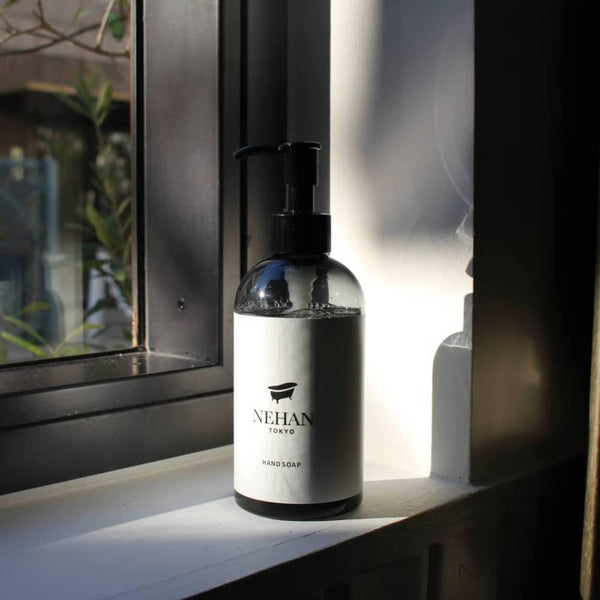 ネハントーキョー プレミアムエッセンシャルオイルハンドソープ ウッディの香り 240ml