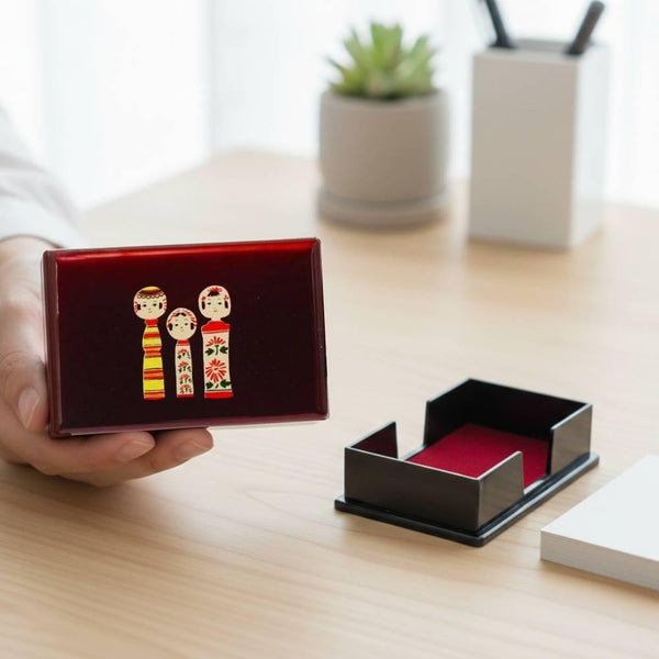 赤い漆塗りのカードホルダーケース こけし 木製人形デザイン