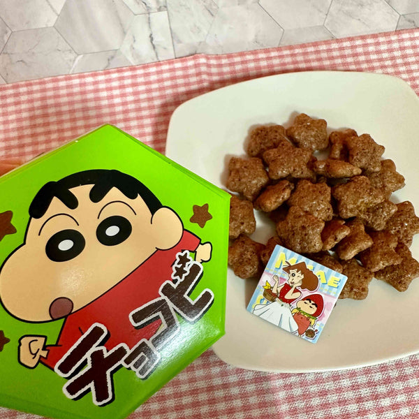 東ハト チョコビ 星型チョコレートコーンパフスナック + しんちゃんステッカー 25g (3個パック)