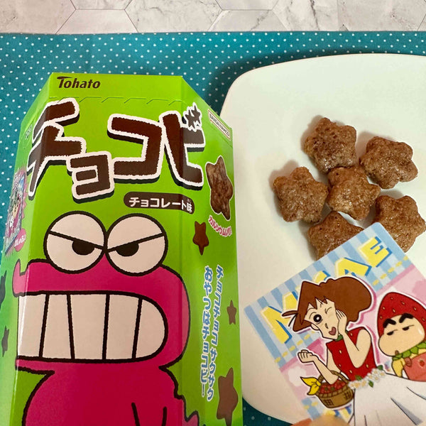 東ハト チョコビ 星型チョコレートコーンパフスナック + しんちゃんステッカー 25g (3個パック)