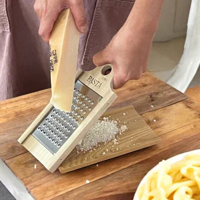 オヤナギ 木製ハンドル付き粗挽きチーズおろし器 パスタ計量器付き